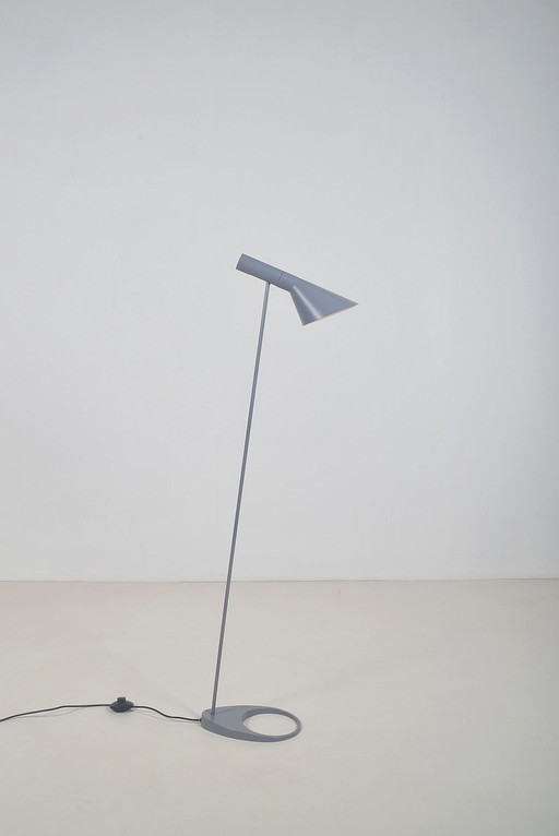 Deense vloerlamp AJ ontworpen door Arne Jacobsen voor Louis Poulsen