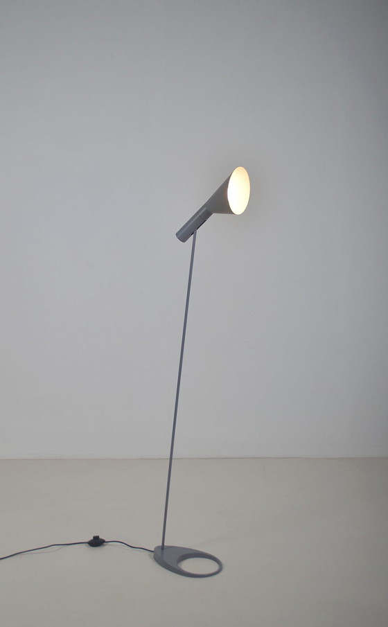 Image 1 of Deense vloerlamp AJ ontworpen door Arne Jacobsen voor Louis Poulsen