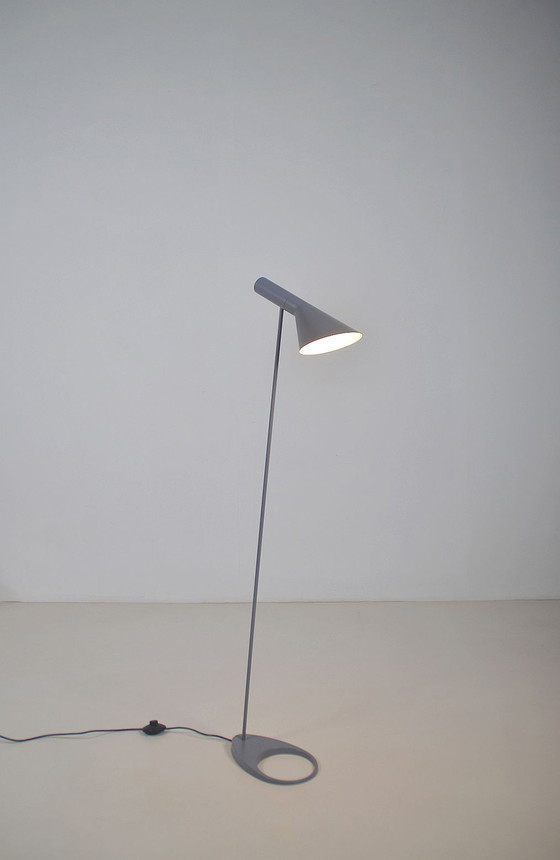 Image 1 of Deense vloerlamp AJ ontworpen door Arne Jacobsen voor Louis Poulsen