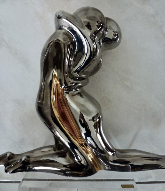 Image 1 of Galos - Omhelzend Liefdesfiguur - 31 Cm - Porselein, Verguld, Platina - 1998