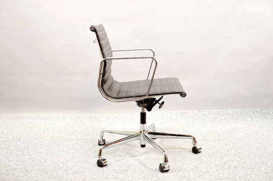 Image 1 of Zwarte Mid Century leren model Ea 117 draaistoel van Charles & Ray Eames voor Vitra