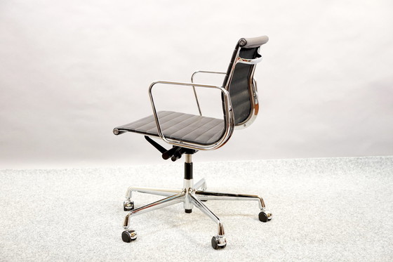 Image 1 of Zwarte Mid Century leren model Ea 117 draaistoel van Charles & Ray Eames voor Vitra