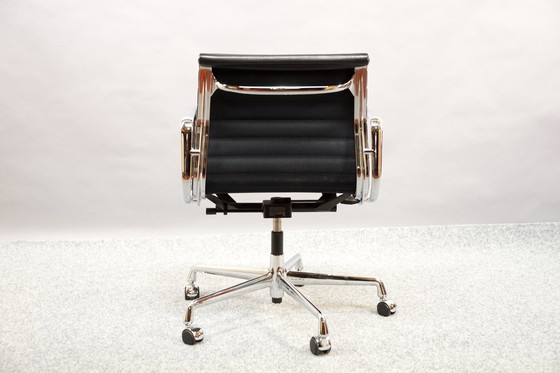 Image 1 of Zwarte Mid Century leren model Ea 117 draaistoel van Charles & Ray Eames voor Vitra