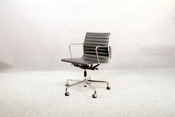 Image 1 of Zwarte Mid Century leren model Ea 117 draaistoel van Charles & Ray Eames voor Vitra