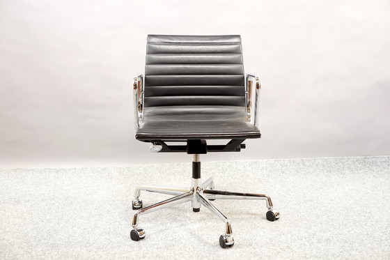 Image 1 of Zwarte Mid Century leren model Ea 117 draaistoel van Charles & Ray Eames voor Vitra