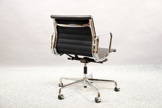 Image 1 of Zwarte Mid Century leren model Ea 117 draaistoel van Charles & Ray Eames voor Vitra