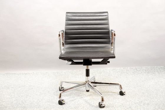 Image 1 of Zwarte Mid Century leren model Ea 117 draaistoel van Charles & Ray Eames voor Vitra