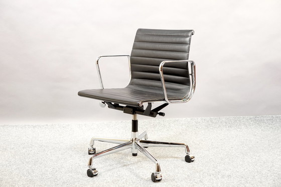 Image 1 of Zwarte Mid Century leren model Ea 117 draaistoel van Charles & Ray Eames voor Vitra