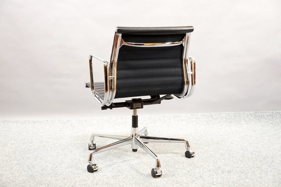 Image 1 of Zwarte Mid Century leren model Ea 117 draaistoel van Charles & Ray Eames voor Vitra