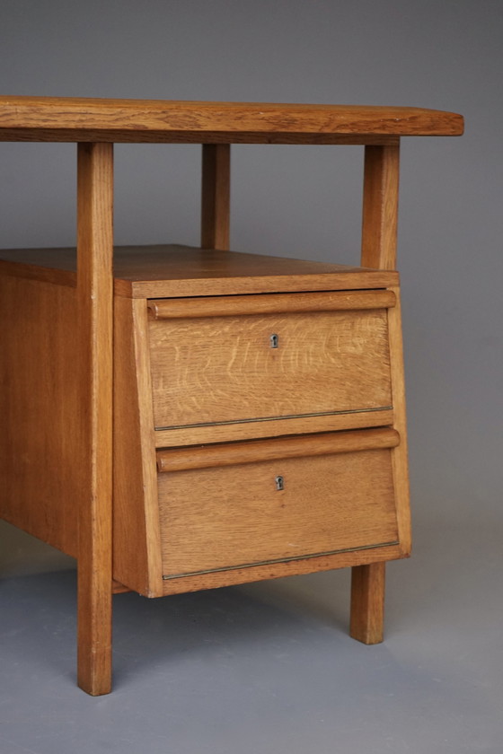 Image 1 of Modernistisch eiken bureau. 1950S