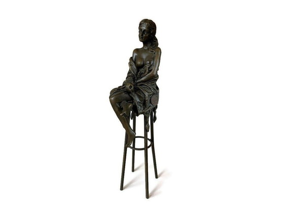 Image 1 of Elegant Bronzen Beeld Van Schaarsgeklede Vrouw Op Kruk 