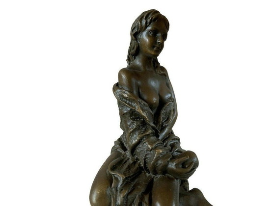 Image 1 of Elegant Bronzen Beeld Van Schaarsgeklede Vrouw Op Kruk 