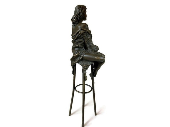 Image 1 of Elegant Bronzen Beeld Van Schaarsgeklede Vrouw Op Kruk 