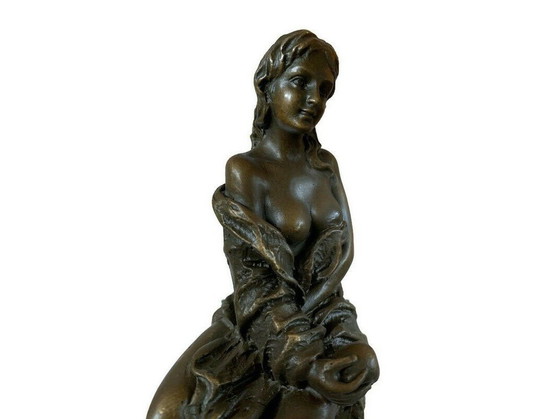 Image 1 of Elegant Bronzen Beeld Van Schaarsgeklede Vrouw Op Kruk 