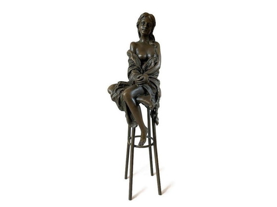 Image 1 of Elegant Bronzen Beeld Van Schaarsgeklede Vrouw Op Kruk 