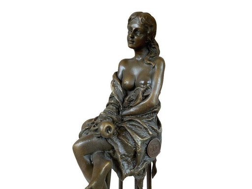 Elegant Bronzen Beeld Van Schaarsgeklede Vrouw Op Kruk 