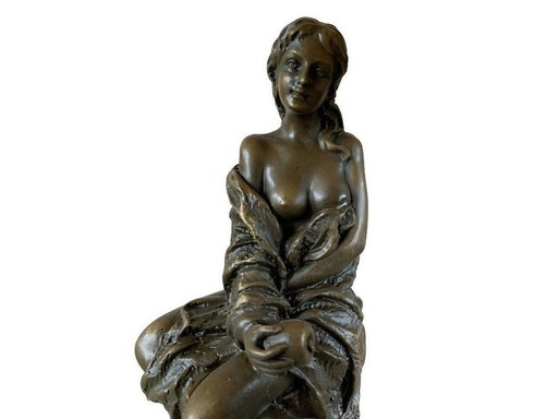 Elegant Bronzen Beeld Van Schaarsgeklede Vrouw Op Kruk 