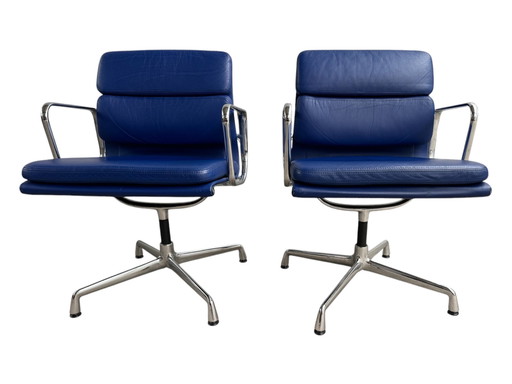 2 Soft Pad Chairs Ea 207 Van Charles & Ray Eames Voor Vitra