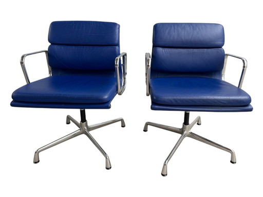 2 Soft Pad Chairs Ea 207 Van Charles & Ray Eames Voor Vitra