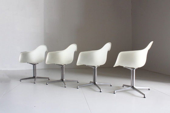 Image 1 of 2 x Vitra Eames DAL stoel