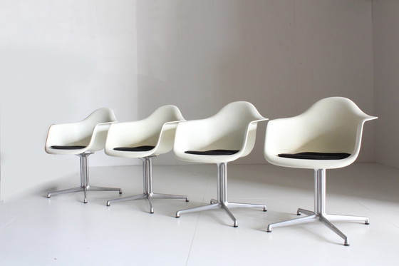 Image 1 of 2 x Vitra Eames DAL stoel