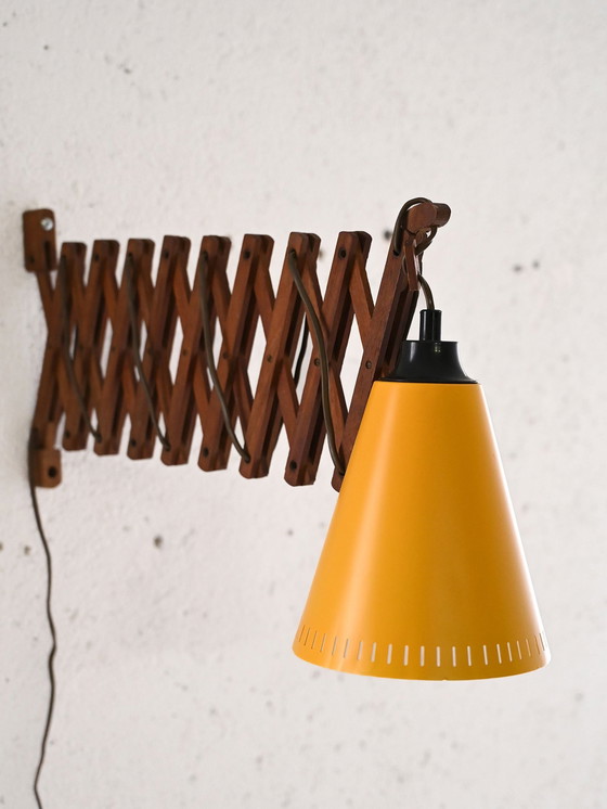 Image 1 of Vintage wandlamp met uitschuifbare houten arm en gele metalen kap
