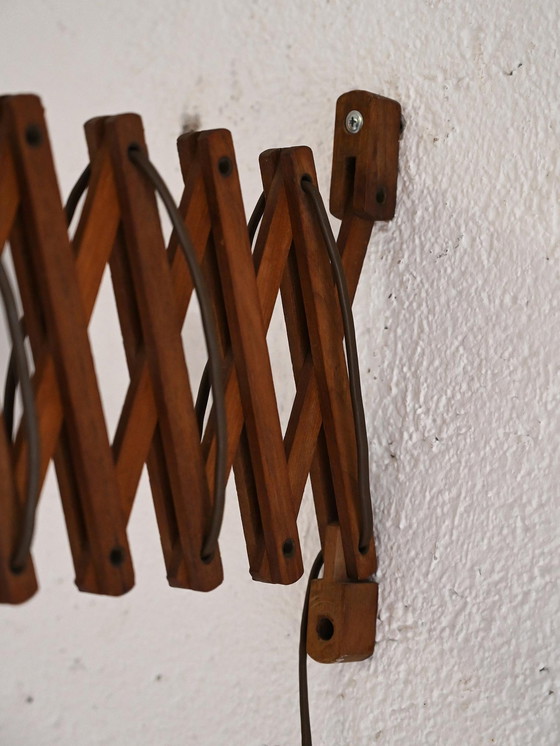 Image 1 of Vintage wandlamp met uitschuifbare houten arm en gele metalen kap