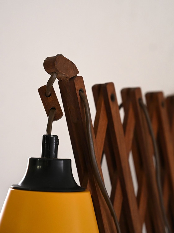 Image 1 of Vintage wandlamp met uitschuifbare houten arm en gele metalen kap
