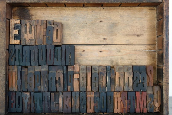 Image 1 of Antieke drukdoos met oude houten tekens