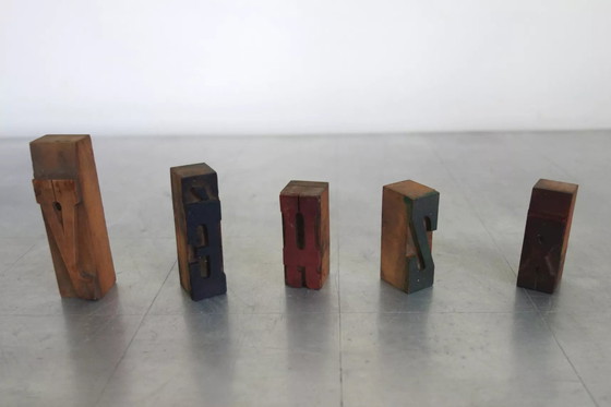 Image 1 of Antieke drukdoos met oude houten tekens