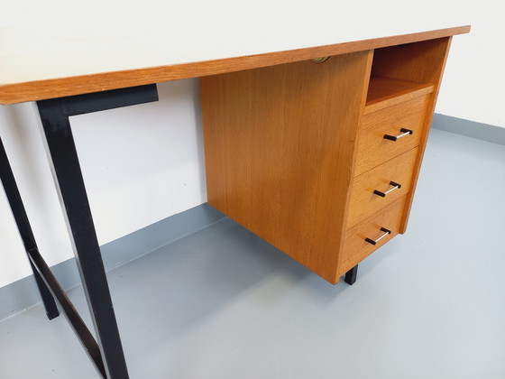 Image 1 of Vintage Modernistisch Eiken en Zwart Metalen Bureau uit de jaren 60