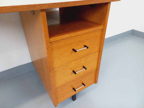 Image 1 of Vintage Modernistisch Eiken en Zwart Metalen Bureau uit de jaren 60