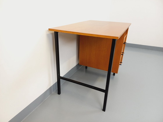 Image 1 of Vintage Modernistisch Eiken en Zwart Metalen Bureau uit de jaren 60