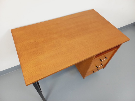 Image 1 of Vintage Modernistisch Eiken en Zwart Metalen Bureau uit de jaren 60