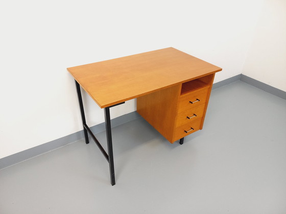 Image 1 of Vintage Modernistisch Eiken en Zwart Metalen Bureau uit de jaren 60