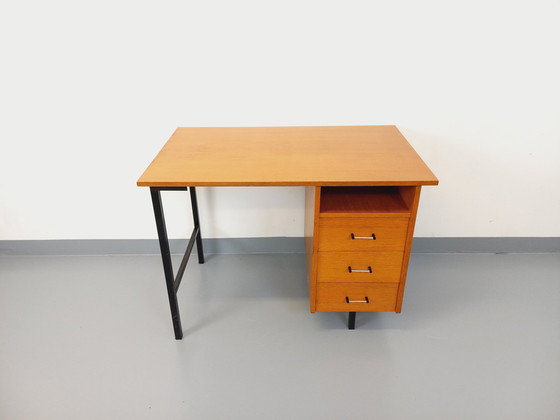 Image 1 of Vintage Modernistisch Eiken en Zwart Metalen Bureau uit de jaren 60