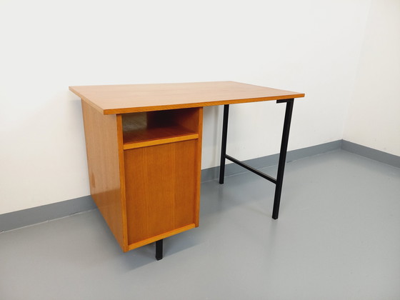 Image 1 of Vintage Modernistisch Eiken en Zwart Metalen Bureau uit de jaren 60