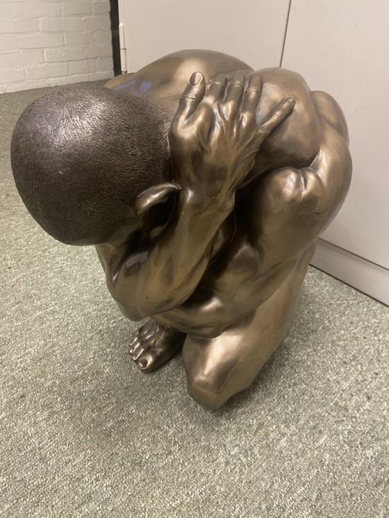 Image 1 of Figuur ‘Man Squatting’ Xl Polyresin, Bronze