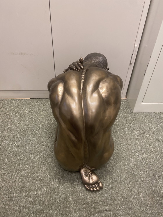 Image 1 of Figuur ‘Man Squatting’ Xl Polyresin, Bronze