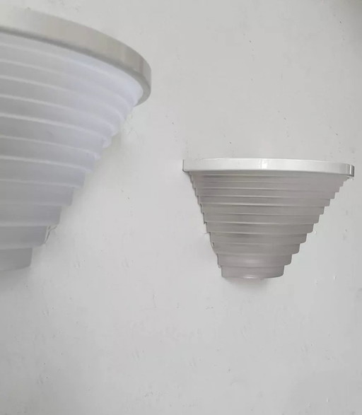 2X Vintage wit gelakt metaal en gezandstraald glas wandlamp, Artemide Italië 1970