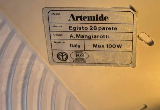 Image 1 of 2X Vintage wit gelakt metaal en gezandstraald glas wandlamp, Artemide Italië 1970