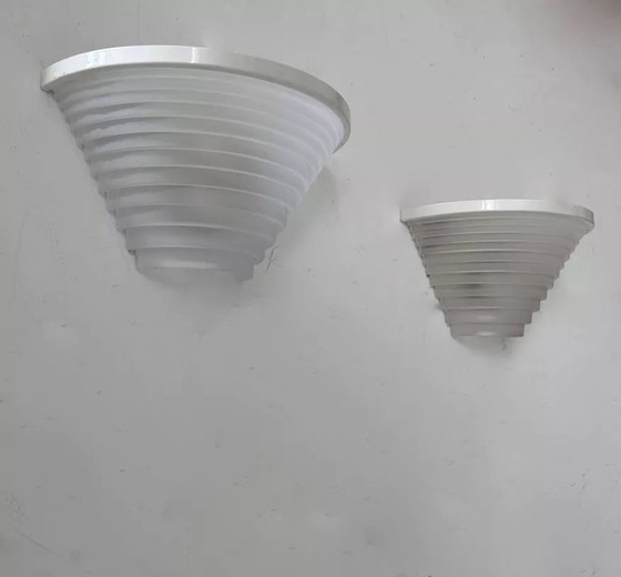 Image 1 of 2X Vintage wit gelakt metaal en gezandstraald glas wandlamp, Artemide Italië 1970
