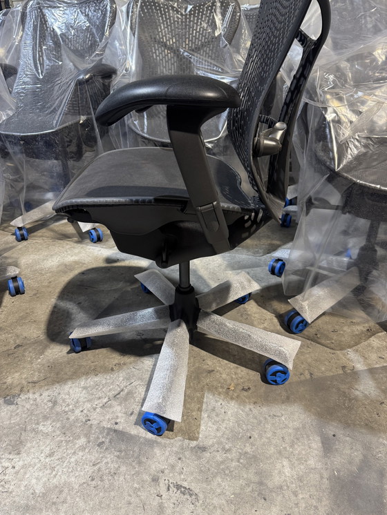 Image 1 of Refurbished Herman Miller Mirra 1 Graphite Bureaustoel (300 Stuks Beschikbaar)