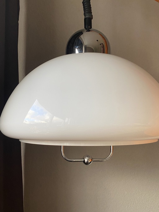 Grote Vintage Hanglamp Met Kunststof Kap En Chromen Details