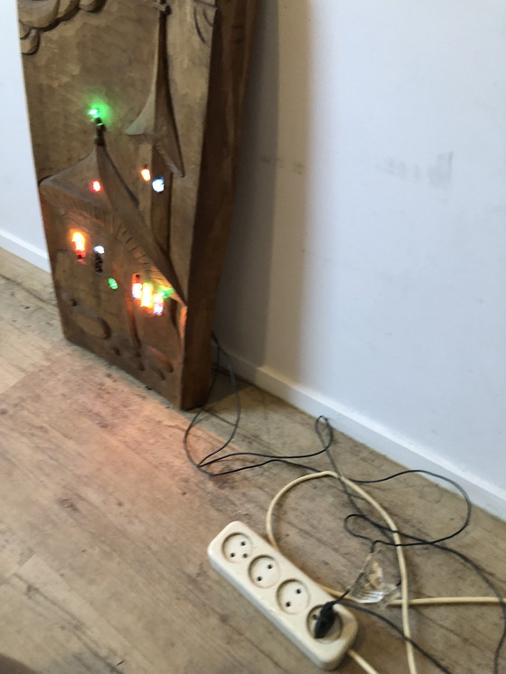 Image 1 of Uniek Vintage 3D Houtsnijwerk - Kerk Met Verlichting - 67 X 33 X 6