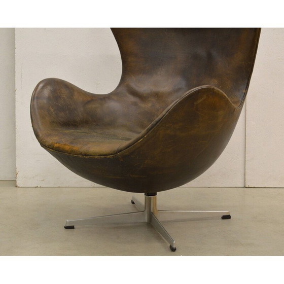 Image 1 of Vintage eierstoel bekleed met bruin leer door Arne Jacobsen voor Fritz Hansen, 1958