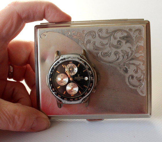 Image 1 of Unieke sigarettenhouder - Visitekaarthouder - Metaal Met gesoldeerd Maserati horloge