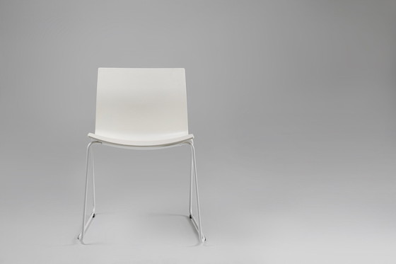 Image 1 of Mid Century Witte Stoel Met Metalen Frame En Plastic Zitting, België