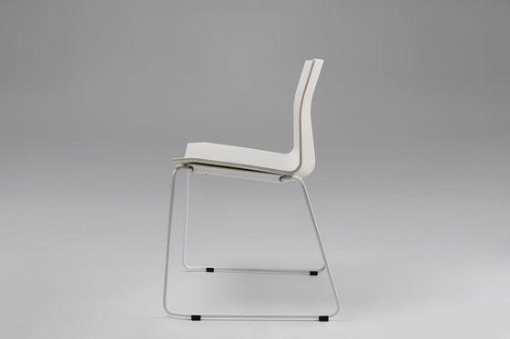 Image 1 of Mid Century Witte Stoel Met Metalen Frame En Plastic Zitting, België