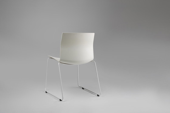 Image 1 of Mid Century Witte Stoel Met Metalen Frame En Plastic Zitting, België